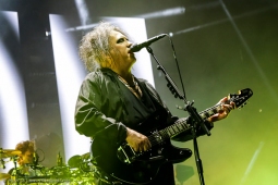 thecure161110_hl-15