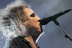 thecure161110_hl-35