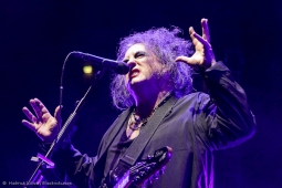 thecure161110_hl-43