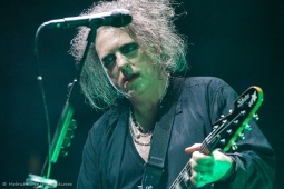 thecure161110_hl-44