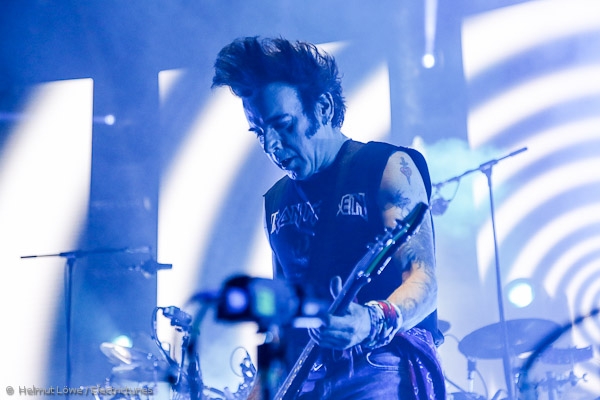thecure161110_hl-22