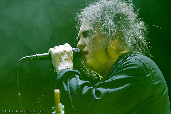 thecure161110_hl-25