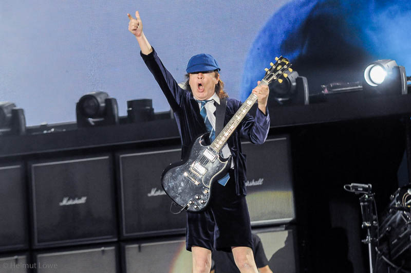 Gitarrist Angus Young von AC/DC in seiner Schuluniform