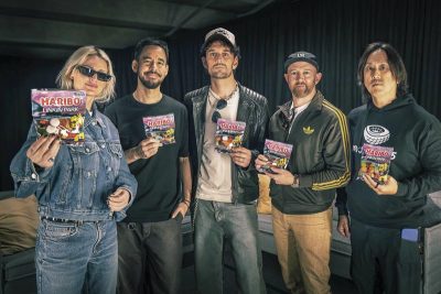 Fünf Mitglieder der Rockband Linkin Park halten Haribo-Tüten.