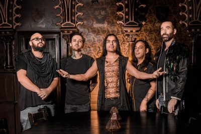 Die Musiker der tunesischen Band Myrath stehen hinter einem Tisch