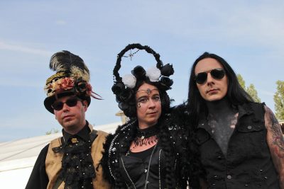 Drei Besucher des Amphi-Festivals 2019