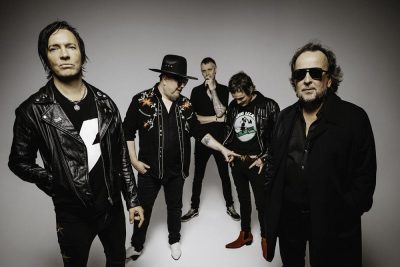 Die fünf Musiker und Bandmitglieder von Gluecifer