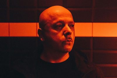 Ronan Harris vom Musikprojekt VNV Nation in orange eingefärbt.