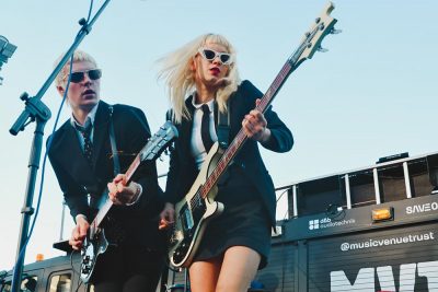 Mathew und Issey Cartlidge von The Molotovs mit ihren Instrumenten auf der Bühne.