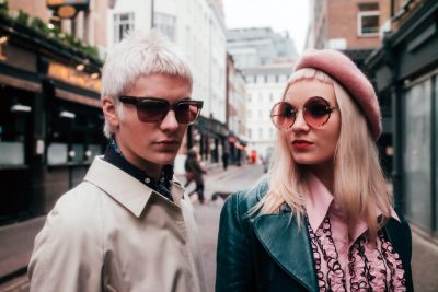 Mathew und Issey Cartlidge von The Molotovs im 60er-Jahre-Stil gekleidet.