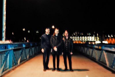 Die Musiker der Band Anger MGMT. stehen nachts auf einer Brücke